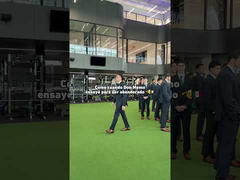 Don Memo Ochoa practicando para ser abanderado
