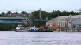 preview picture of video 'Grue racleuse silos de Vaux-le-Pénil'