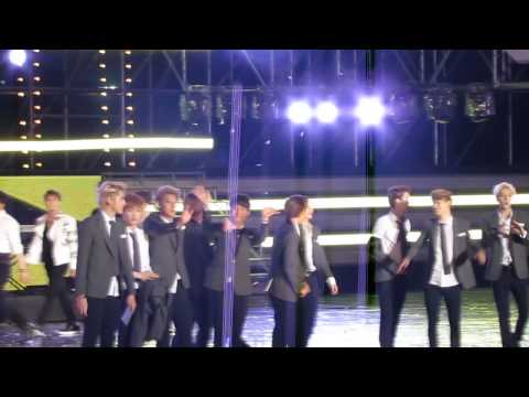 [Fancam] 131009 Asia Song Festival - EXO and MC Eunhyuk Ending