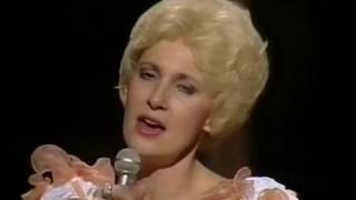 Tammy Wynette - I&#39;m So Lonesome I Could Cry (live 1983)