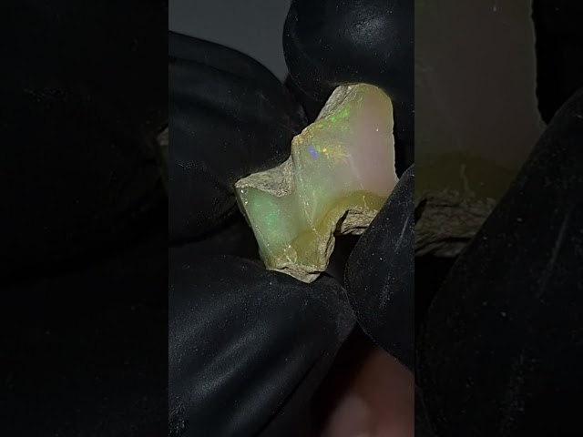 حجر اوبال خام طبيعي تحفة للإقتناء أو الإهداء