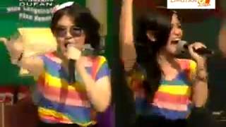 Download lagu Tina with D girls mp3 Download lagu Tina with D girls mp3