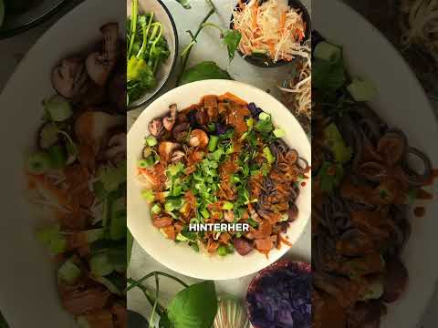Udon Bowl mit cremigem Erdnuss-Dressing
