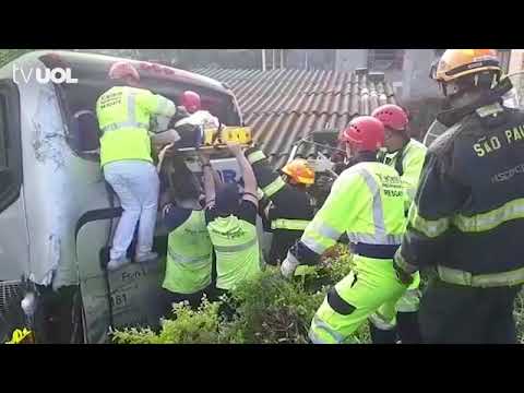 Acidente entre ônibus e caminhão deixa feridos na Régis Bittencourt, em SP