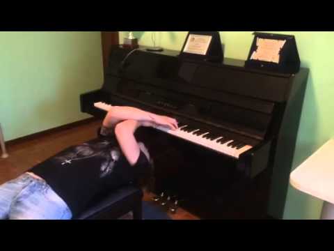 INCREDIBILE suona il pianoforte a testa in giù - Davide Locatelli