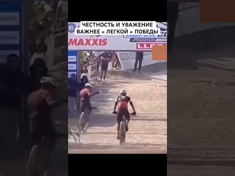 🥇🥇прямо перед финишной чертой унего порвалась цепь Он потерял ход и не мог полноценно ехать дальше