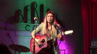 En medio de este show - Laura Ordoñez