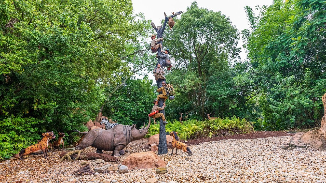 Jingle Cruise Trapped Skipper scene