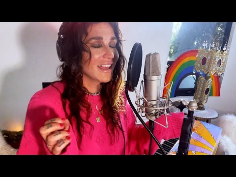 Kesha Performs ‘A Little Bit of Love’