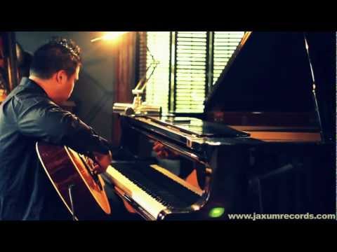 Amazing brain splitting musical performance of Bach piece on piano and guitar at the same time