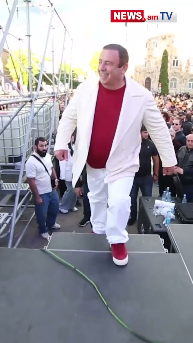 «Ծառուկյան, Ծառուկյան». ինչպես են Վանաձորում հազարավոր աջակիցները դիմավորում Գագիկ Ծառուկյանին