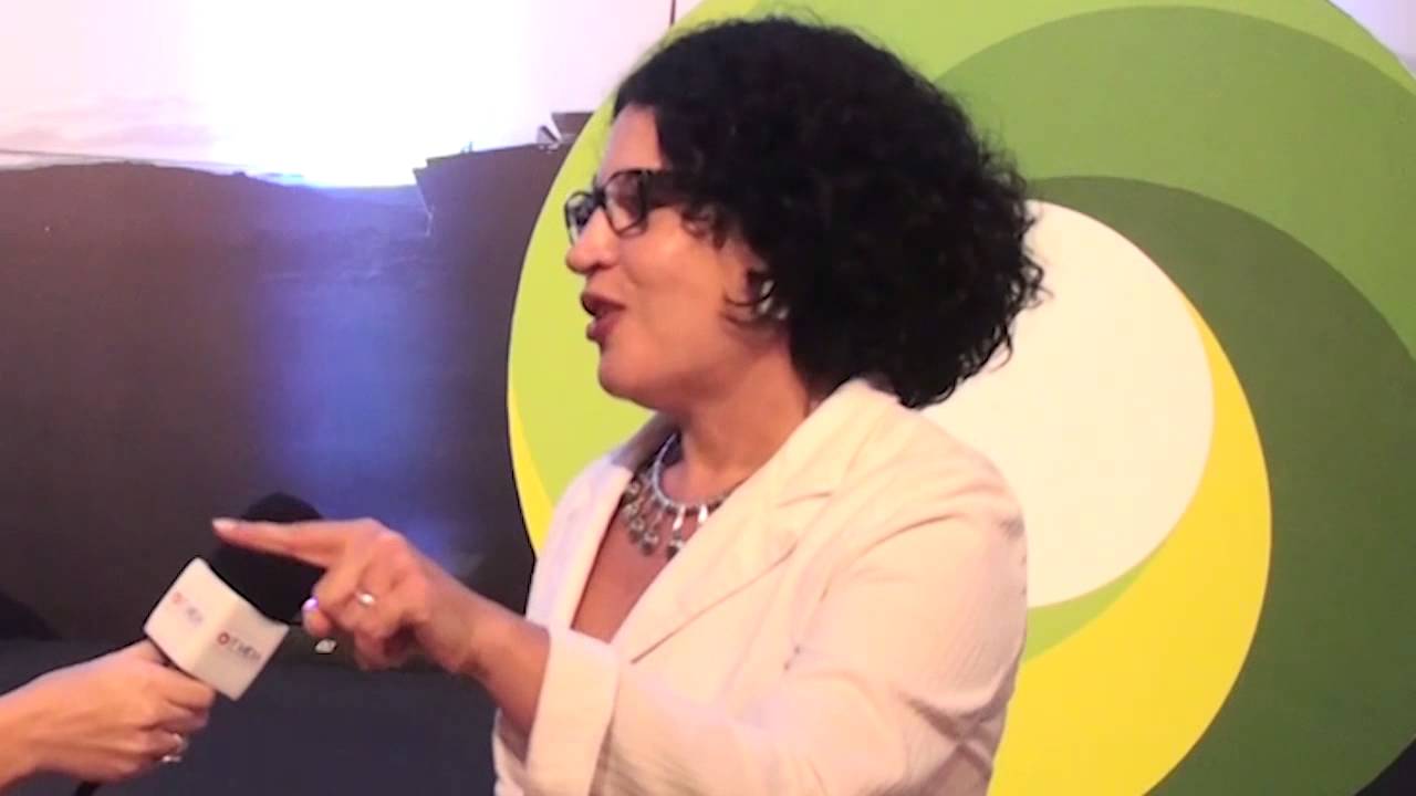 Escola hoje nos ensina a repetir e não a pensar​, diz Viviane Mosé