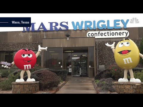 Satisfying: World's largest Snickers bar unveiled in Texas