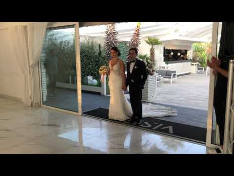 Ingresso sposi in sala Ilaria e Salvatore (Pino Visone)