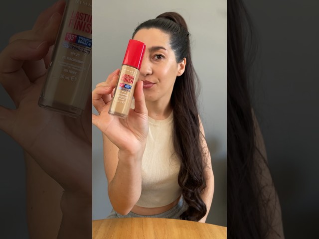 Vídeo relacionado con Rimmel London, Lasting Finish, Base de maquillaje, 200 - Soft Beige, 30ml