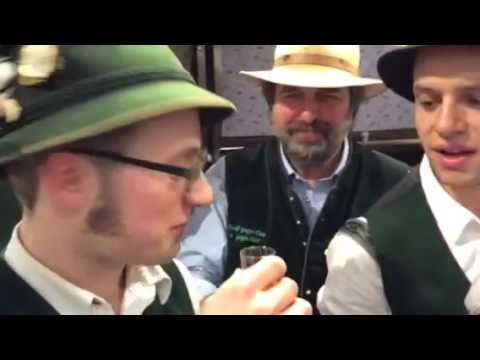 Internationale Grüne Woche: Aschauer Trachtler trinken Odl