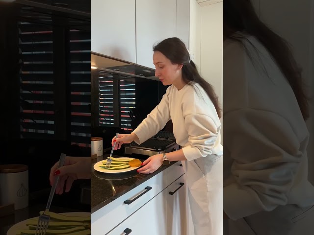 Video Teaser für Kristina und der Tefal OptiGrill 4in1 GC774DCH: Kochkunst neu definiert