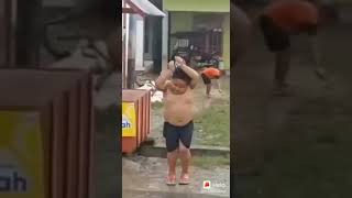 Download lagu Video Ini lucu Anak Gendut Mainan Hujan Hujan Diluar Sambil Joget Lah mp3