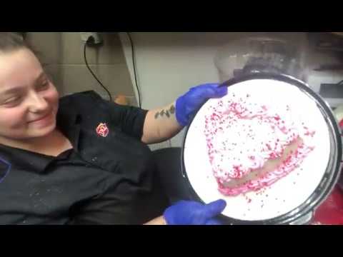 How to Decorate a Dairy Queen Ice Cream Cake