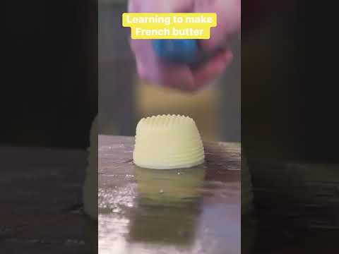 フランスのバターハウスでは、こうして手作りのバターが作られている #butter #artisan #shorts (This is how a French butter house makes handcrafted butter #butter #artisan #shorts)
