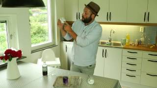 Beppe Singer visar ett av sina favoritexperiment för barn