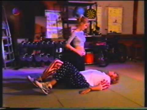 Gottschalk fasst Claudia Schiffer an den Busen