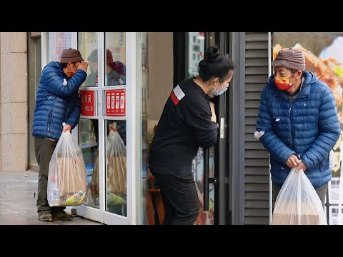 當瑟瑟發抖的拾荒老人想進店家取暖，接下來發生的事情令人淚目