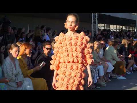 Показ мод - фэшн коллекция одежды бренда Akhmadullina осень-зима 22/23 на Московской неделе моды