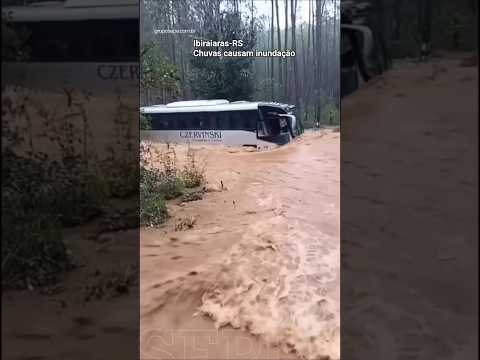 ÔNIBUS É ARRASTADO PELA ENCRUZILHADA em Ibiraiaras-RS #chuvas #enchente #riograndedosul #cheiaderio