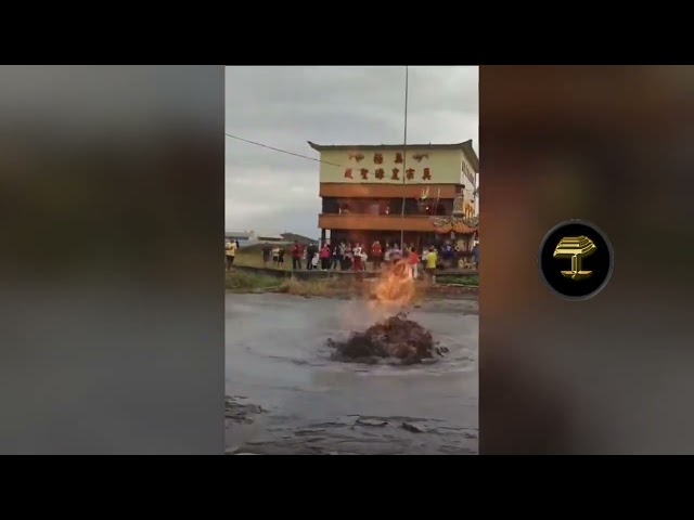 Lodo escupe chorros de fuego frente a un templo