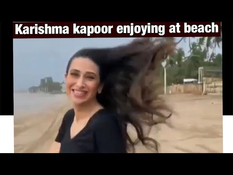 Karishma kapoor having fun at beach😍.