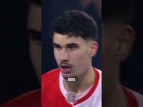 O treinador colocou o próprio filho pra decidir a partida! #Futebol #Vanpersie