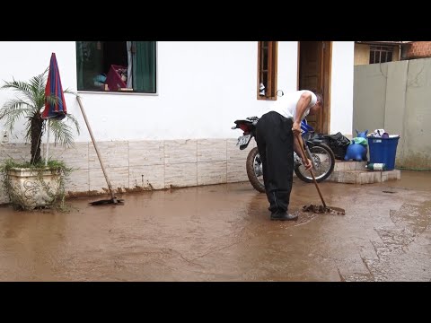 Após enchente, moradores limpam casas e rua em Conselheiro Paulino