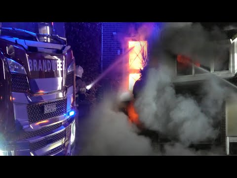Grote uitslaande woningbrand op de Mendelssohnstraat in Zwolle | Brandweer Zwolle blust brand