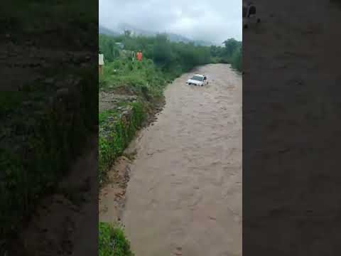 TRAS TEMPORAL CAMIONETA ES ARRASTRADA POR EL RÍO LA CALDERA EN SALTA #rio #inundaciones