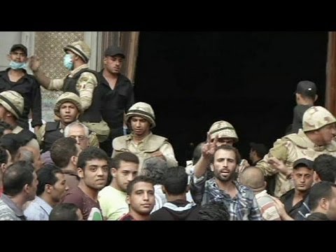 Egyptian army tries to end mosque siege peacefully