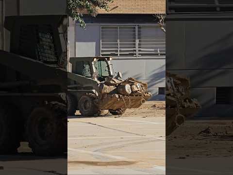 #Catarroja #dana #elejercito sigue sacando #fango y #enseres de los #garages #dosmeses después