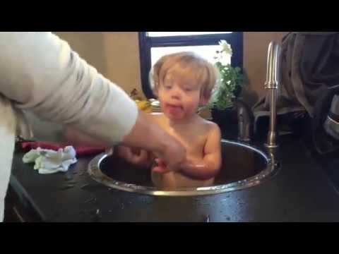 download lagu mp3 mp4 Baby Jacuzzi, download lagu Baby Jacuzzi gratis, unduh video klip Baby Jacuzzi