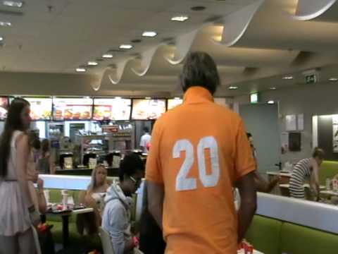 Restaurante McDonald's Aeroporto Internacional de Atenas.mpg