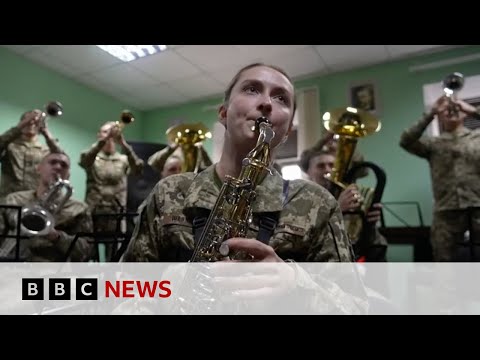 Video | Ukrainian military band use weapons to play Christmas carols | BBC News