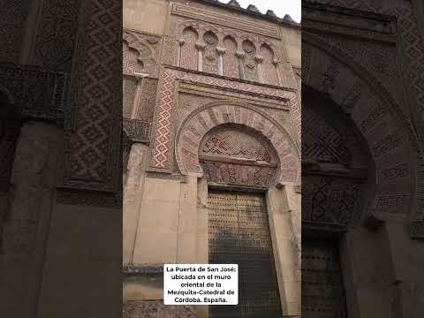UBICADA EN EL MURO ORIENTAL DE LA MEZQUITA-CATEDRAL DE CÓRDOBA: LA PUERTA DE SAN JOSÉ. España.