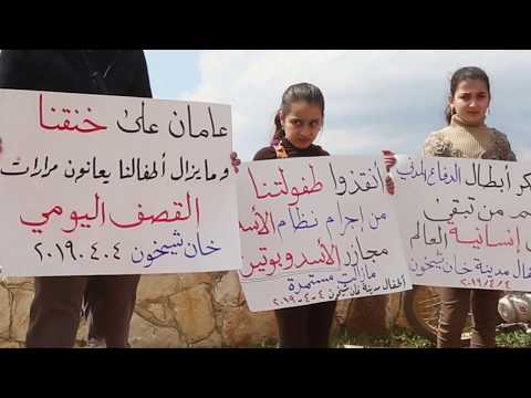 وقفة لعناصر الدفاع المدني في مدينة خان شيخون في ريف إدلب في الذكرى السنوية الثانية لمجزرة الكيماوي