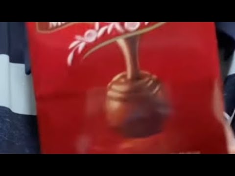 LINDT LINDOR MILK CHOCOLATE CANDY 🍫 REVIEW MERRY CHRISTMAS #shorts #youtubeshorts #asmr #minecraft
