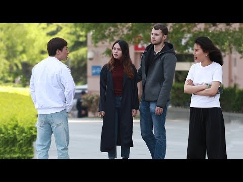 女孩因找外國男友遭當街辱罵，有姑娘回懟了四個字！