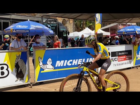 Chinela cantando entre as mulheres no XCO em Araxá na CIMTB 2021