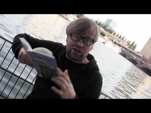 Dirk Bernemann liest eine Stelle aus "Asoziales Wohnen"