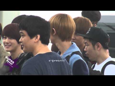 120921 Incheon airport (kindly chanyeol).wmv