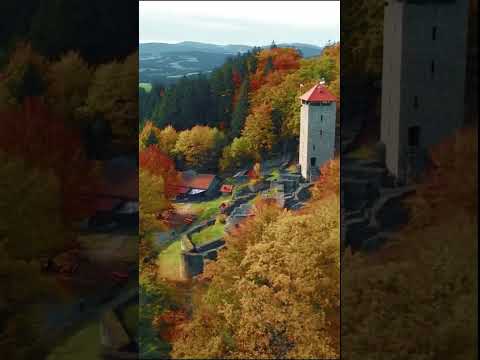 Die Burgruine Alt-Nussberg leuchtet im Herbstlicht
