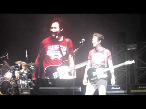 [FanCam] Saludo de JongHyun en español + "Mijitas ricas" de YongHwa - CNBLUE BM Chile
