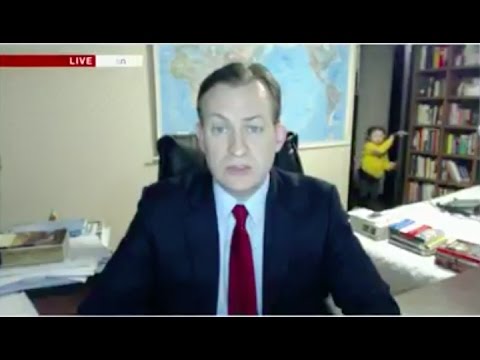 Da entrevista para la BBC y aparecen sus hijos